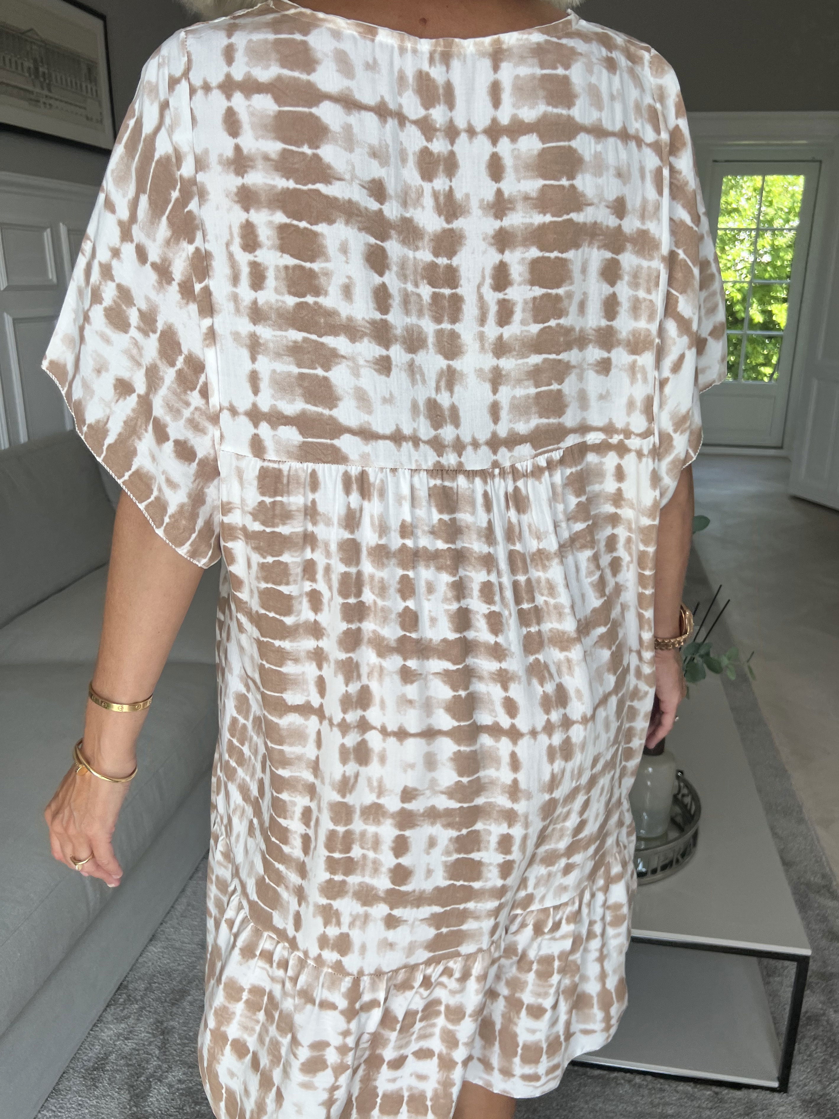 Amanza - Sød tunikakjole i viskose med batikmønster